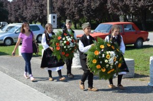 Полагање венаца на споменике у центру села, Липар 28.08.2015. год.