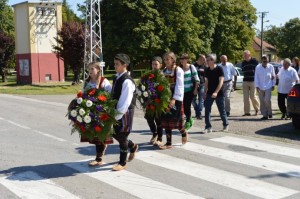 Полагање венаца на споменике у центру села, Липар 28.08.2016. год.